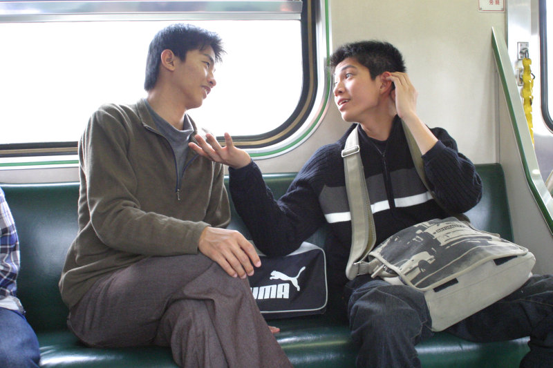 台灣鐵路旅遊攝影街拍帥哥交談的旅客(2)2005-03-26攝影照片51