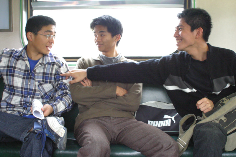 台灣鐵路旅遊攝影街拍帥哥交談的旅客(2)2005-03-26攝影照片53
