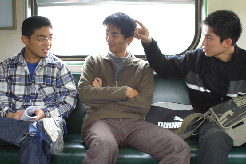 台灣鐵路旅遊攝影街拍帥哥交談的旅客(2)2005-03-26攝影照片54