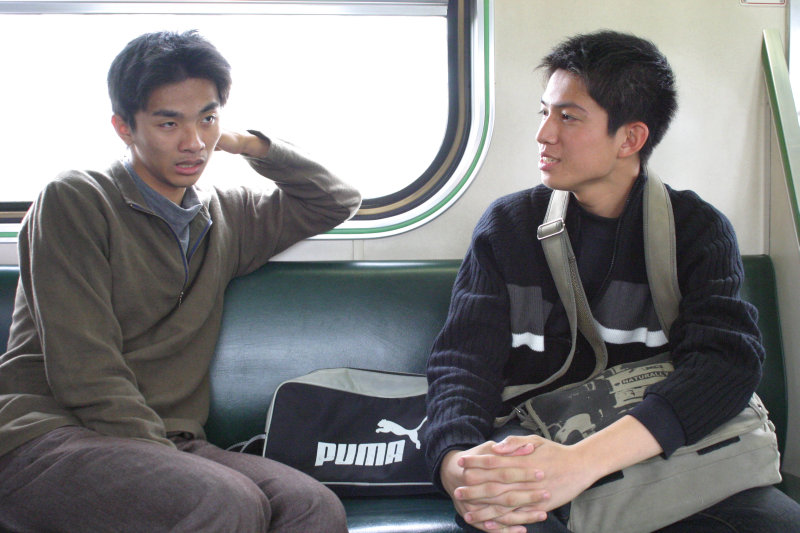 台灣鐵路旅遊攝影街拍帥哥交談的旅客(2)2005-03-26攝影照片55
