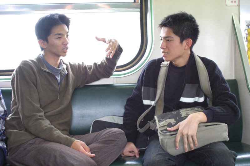 台灣鐵路旅遊攝影街拍帥哥交談的旅客(2)2005-03-26攝影照片56