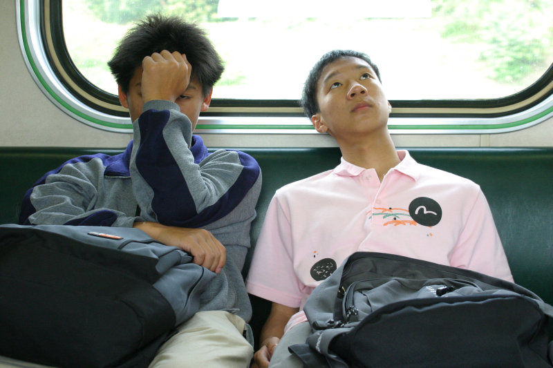 台灣鐵路旅遊攝影街拍帥哥交談的旅客(2)2005-04-10攝影照片1