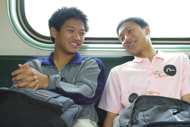 台灣鐵路旅遊攝影街拍帥哥交談的旅客(2)2005-04-10攝影照片3