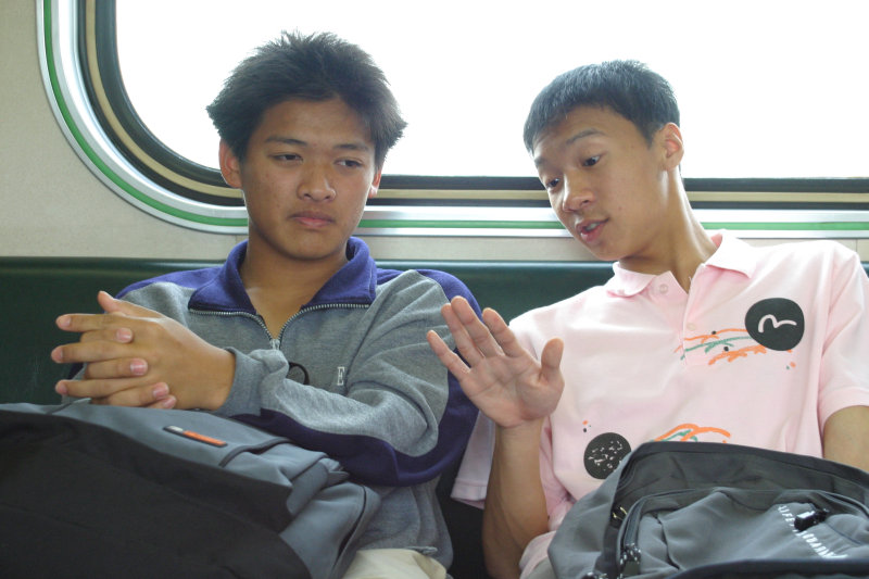 台灣鐵路旅遊攝影街拍帥哥交談的旅客(2)2005-04-10攝影照片4
