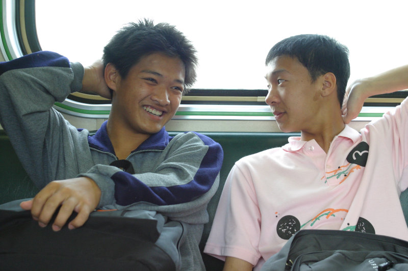 台灣鐵路旅遊攝影街拍帥哥交談的旅客(2)2005-04-10攝影照片5
