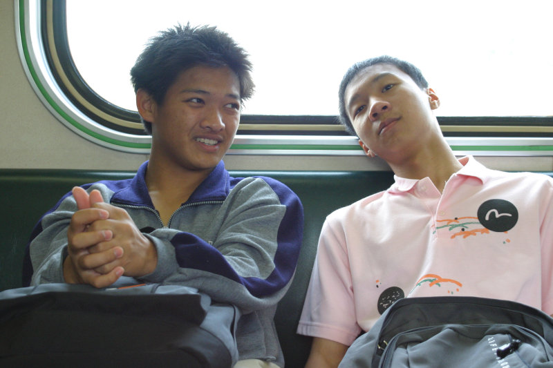 台灣鐵路旅遊攝影街拍帥哥交談的旅客(2)2005-04-10攝影照片6