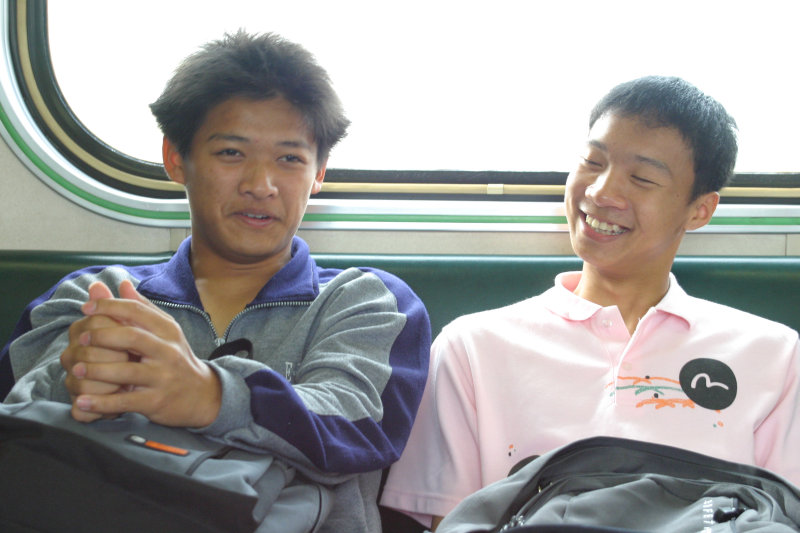 台灣鐵路旅遊攝影街拍帥哥交談的旅客(2)2005-04-10攝影照片9