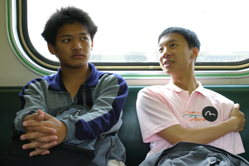 台灣鐵路旅遊攝影街拍帥哥交談的旅客(2)2005-04-10攝影照片13