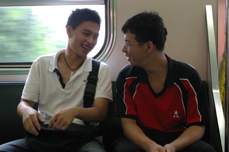 台灣鐵路旅遊攝影街拍帥哥交談的旅客(2)2005-07-02攝影照片1