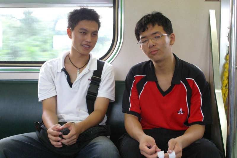 台灣鐵路旅遊攝影街拍帥哥交談的旅客(2)2005-07-02攝影照片2