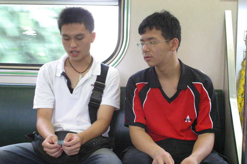 台灣鐵路旅遊攝影街拍帥哥交談的旅客(2)2005-07-02攝影照片4