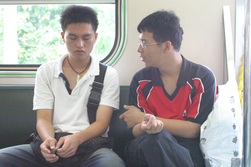 台灣鐵路旅遊攝影街拍帥哥交談的旅客(2)2005-07-02攝影照片6