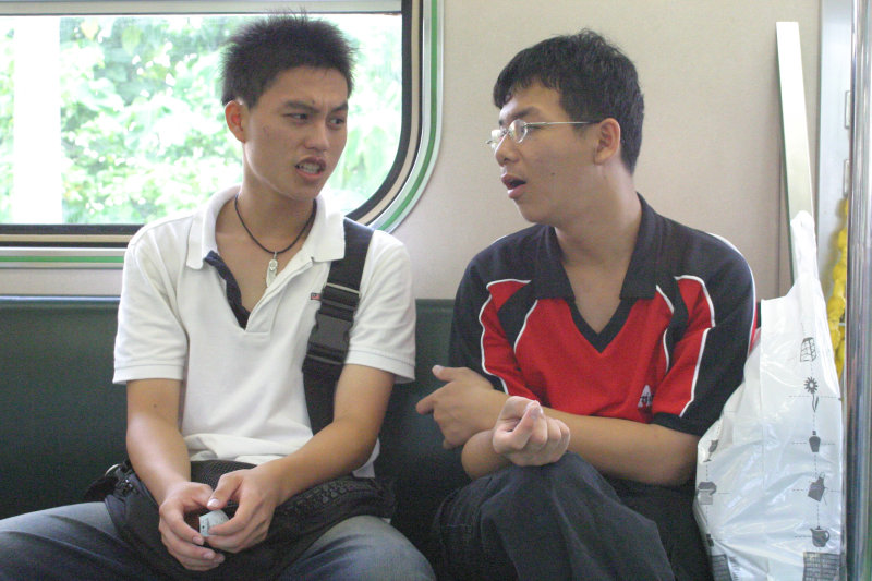 台灣鐵路旅遊攝影街拍帥哥交談的旅客(2)2005-07-02攝影照片7