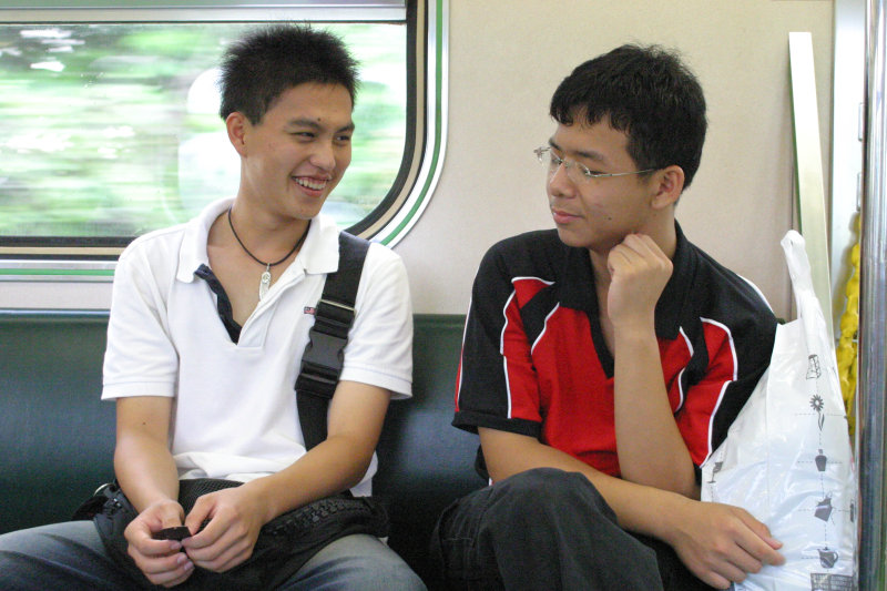 台灣鐵路旅遊攝影街拍帥哥交談的旅客(2)2005-07-02攝影照片10