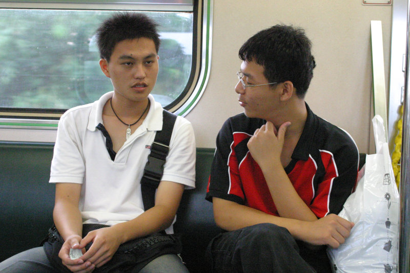 台灣鐵路旅遊攝影街拍帥哥交談的旅客(2)2005-07-02攝影照片11