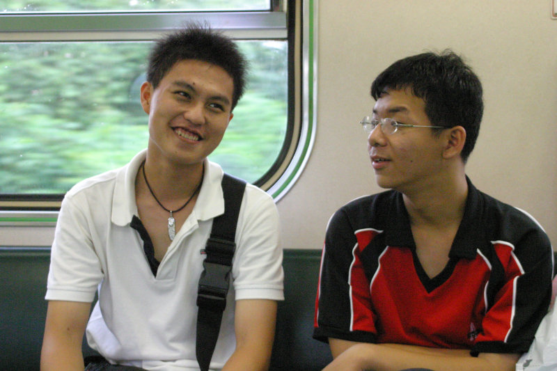 台灣鐵路旅遊攝影街拍帥哥交談的旅客(2)2005-07-02攝影照片12