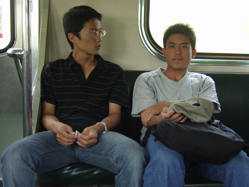台灣鐵路旅遊攝影街拍帥哥交談的旅客2004-08-15攝影照片5