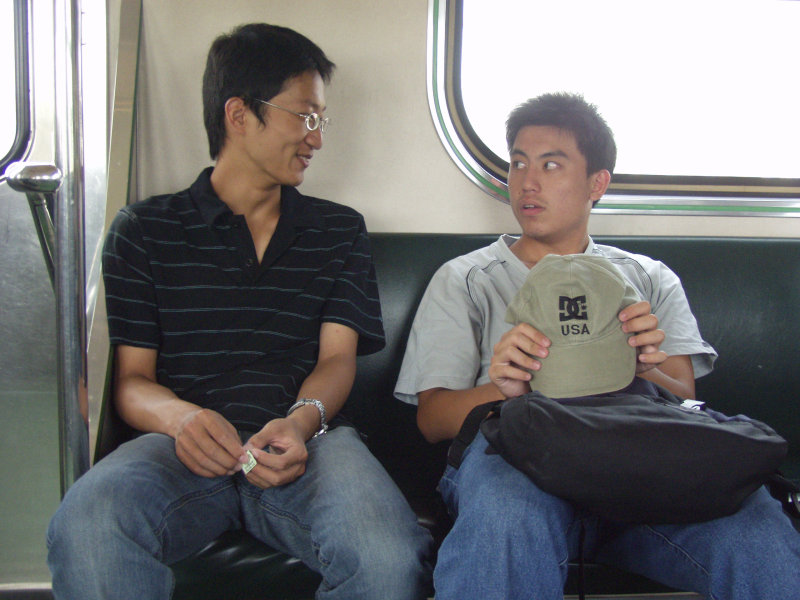 台灣鐵路旅遊攝影街拍帥哥交談的旅客2004-08-15攝影照片6