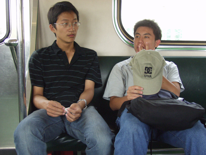 台灣鐵路旅遊攝影街拍帥哥交談的旅客2004-08-15攝影照片8