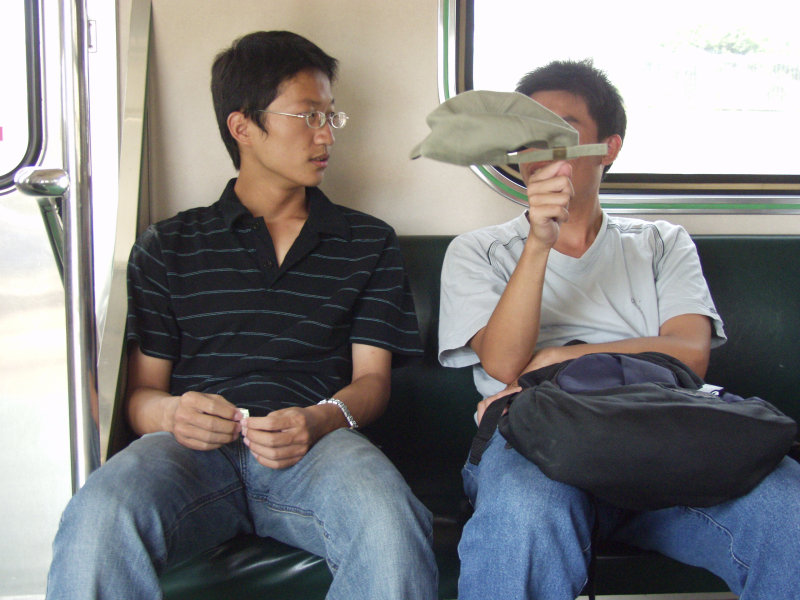 台灣鐵路旅遊攝影街拍帥哥交談的旅客2004-08-15攝影照片10