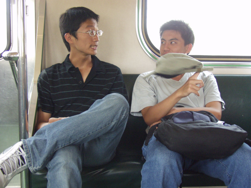 台灣鐵路旅遊攝影街拍帥哥交談的旅客2004-08-15攝影照片11