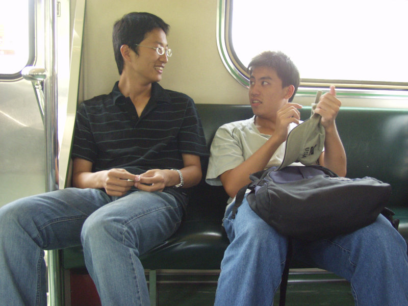 台灣鐵路旅遊攝影街拍帥哥交談的旅客2004-08-15攝影照片16