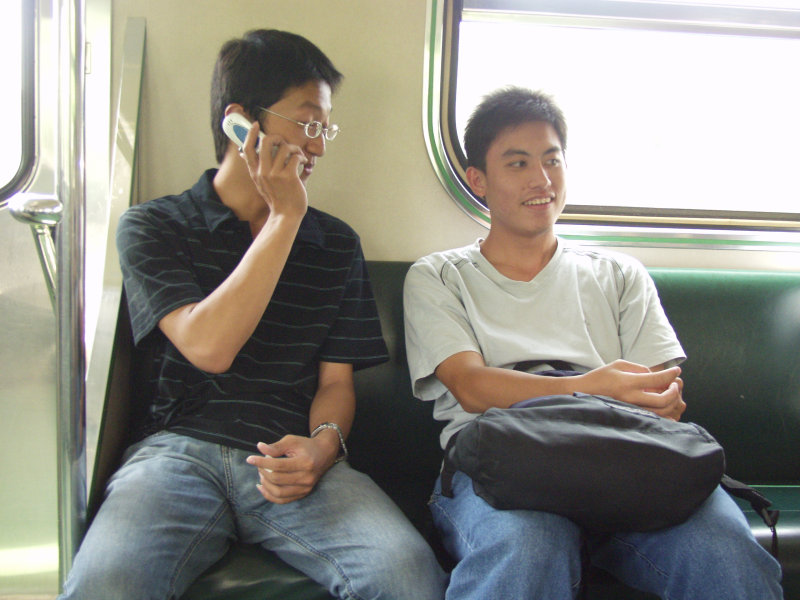 台灣鐵路旅遊攝影街拍帥哥交談的旅客2004-08-15攝影照片17