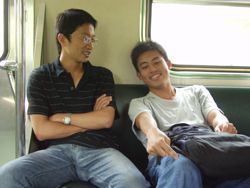 台灣鐵路旅遊攝影街拍帥哥交談的旅客2004-08-15攝影照片20
