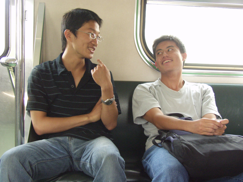 台灣鐵路旅遊攝影街拍帥哥交談的旅客2004-08-15攝影照片21