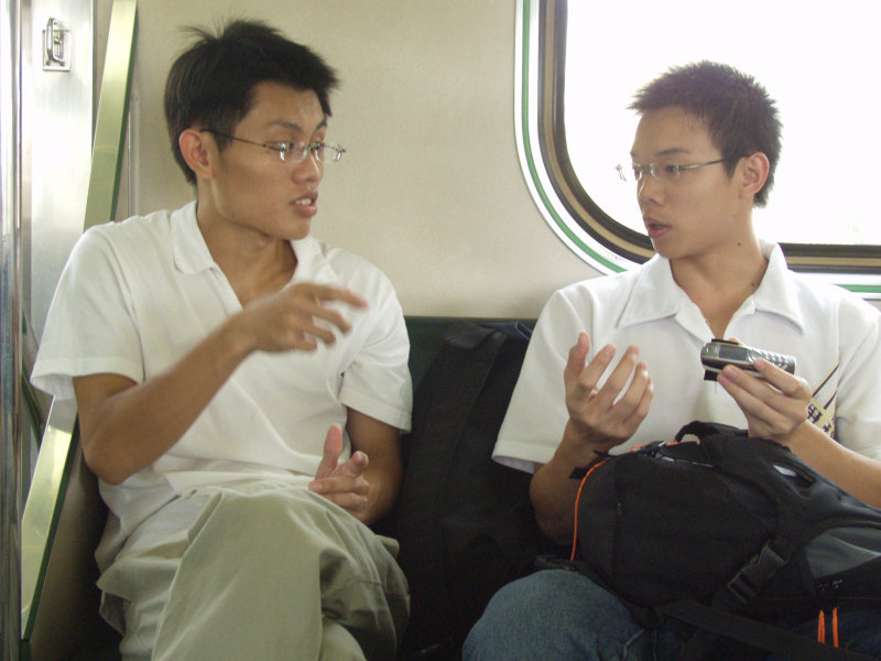 台灣鐵路旅遊攝影街拍帥哥交談的旅客2004-09-19攝影照片1