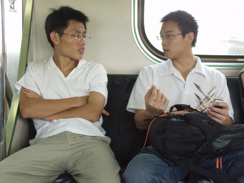 台灣鐵路旅遊攝影街拍帥哥交談的旅客2004-09-19攝影照片2