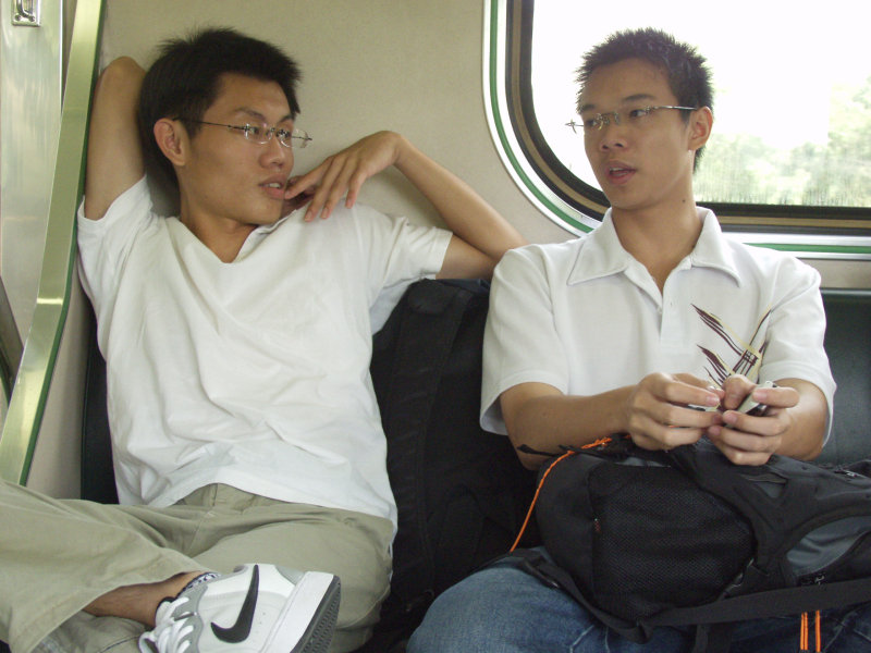 台灣鐵路旅遊攝影街拍帥哥交談的旅客2004-09-19攝影照片7