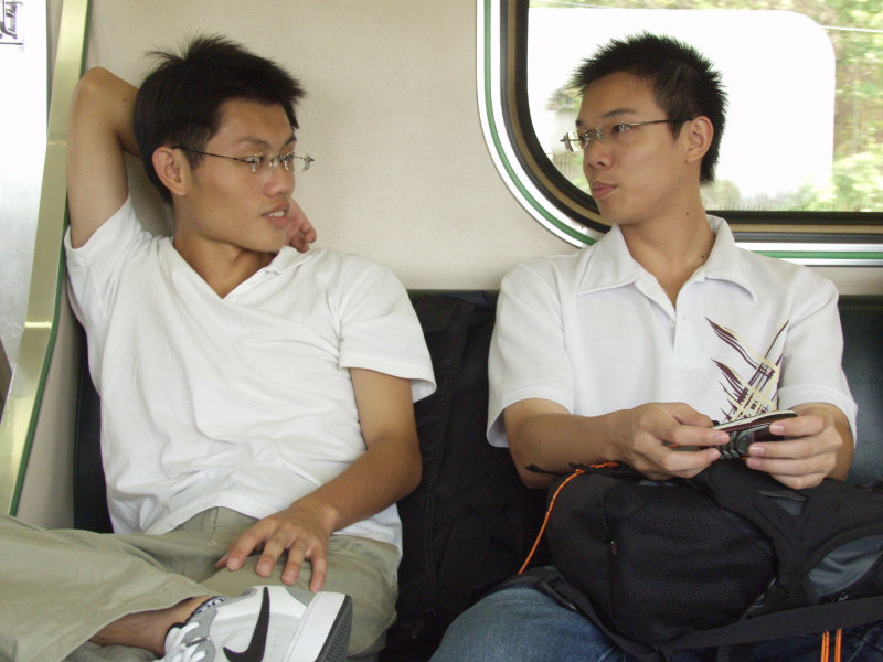 台灣鐵路旅遊攝影街拍帥哥交談的旅客2004-09-19攝影照片8