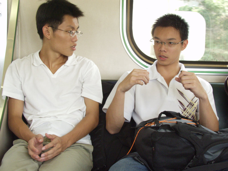 台灣鐵路旅遊攝影街拍帥哥交談的旅客2004-09-19攝影照片9