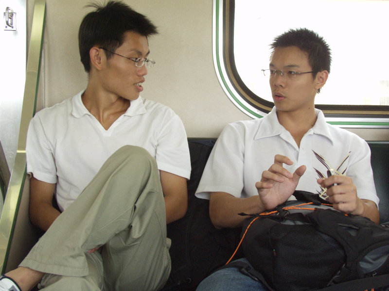 台灣鐵路旅遊攝影街拍帥哥交談的旅客2004-09-19攝影照片10