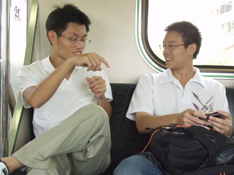 台灣鐵路旅遊攝影街拍帥哥交談的旅客2004-09-19攝影照片11