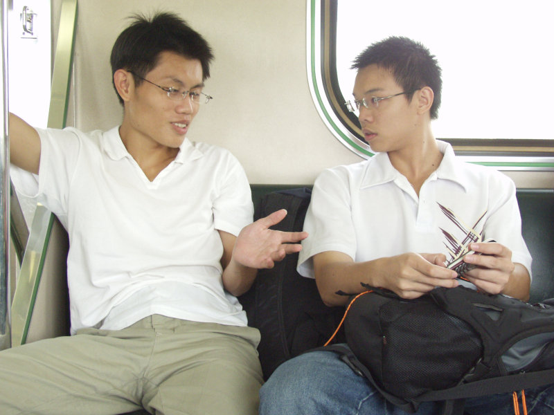 台灣鐵路旅遊攝影街拍帥哥交談的旅客2004-09-19攝影照片12