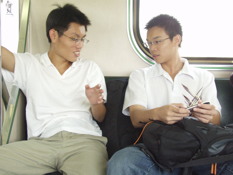 台灣鐵路旅遊攝影街拍帥哥交談的旅客2004-09-19攝影照片13