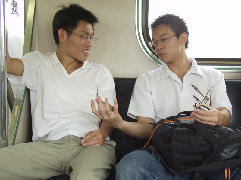 台灣鐵路旅遊攝影街拍帥哥交談的旅客2004-09-19攝影照片14