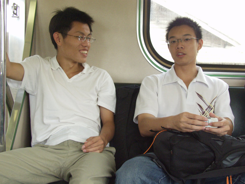 台灣鐵路旅遊攝影街拍帥哥交談的旅客2004-09-19攝影照片15