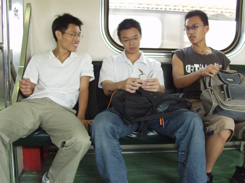 台灣鐵路旅遊攝影街拍帥哥交談的旅客2004-09-19攝影照片17
