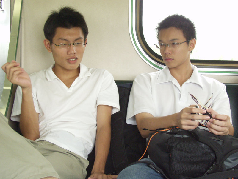 台灣鐵路旅遊攝影街拍帥哥交談的旅客2004-09-19攝影照片19
