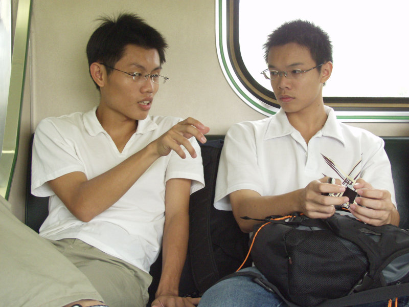 台灣鐵路旅遊攝影街拍帥哥交談的旅客2004-09-19攝影照片20
