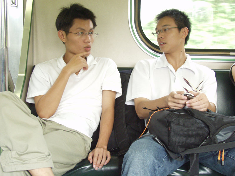 台灣鐵路旅遊攝影街拍帥哥交談的旅客2004-09-19攝影照片21