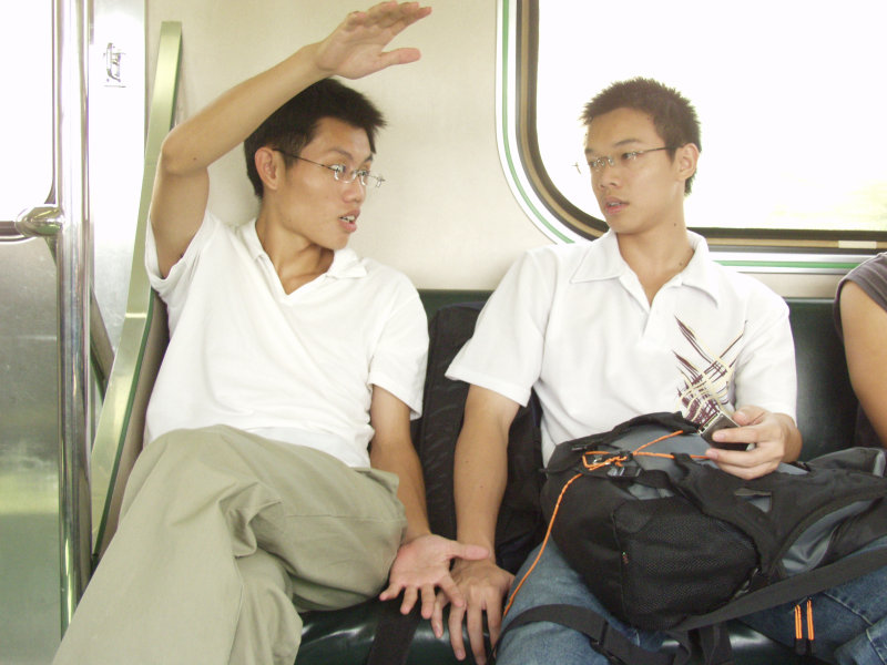 台灣鐵路旅遊攝影街拍帥哥交談的旅客2004-09-19攝影照片22