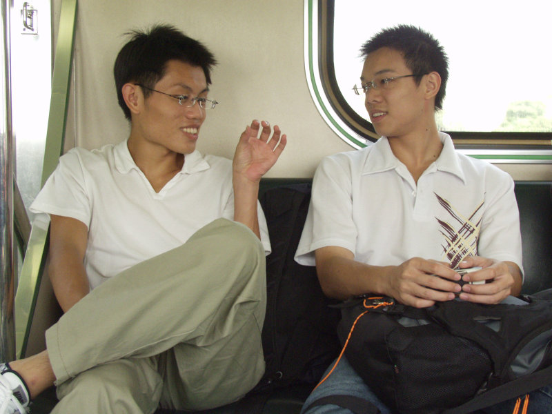 台灣鐵路旅遊攝影街拍帥哥交談的旅客2004-09-19攝影照片23