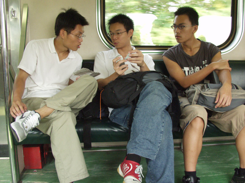 台灣鐵路旅遊攝影街拍帥哥交談的旅客2004-09-19攝影照片24