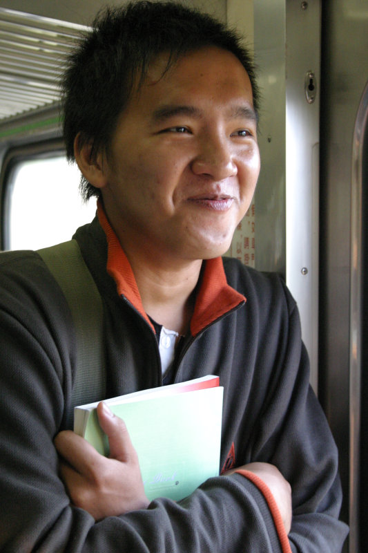 台灣鐵路旅遊攝影街拍帥哥交談的旅客2004-10-03攝影照片11