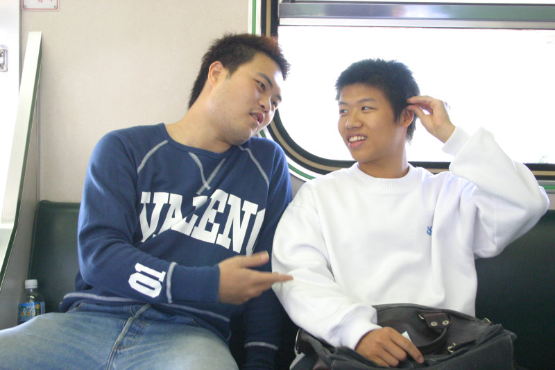 台灣鐵路旅遊攝影街拍帥哥交談的旅客2004-10-31攝影照片1