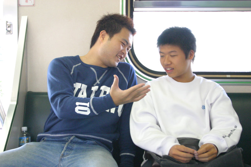 台灣鐵路旅遊攝影街拍帥哥交談的旅客2004-10-31攝影照片2